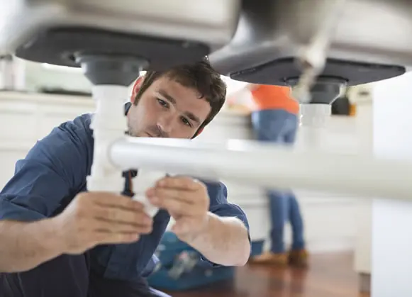 Técnico da LT Desentupidora trabalhando com equipamento profissional